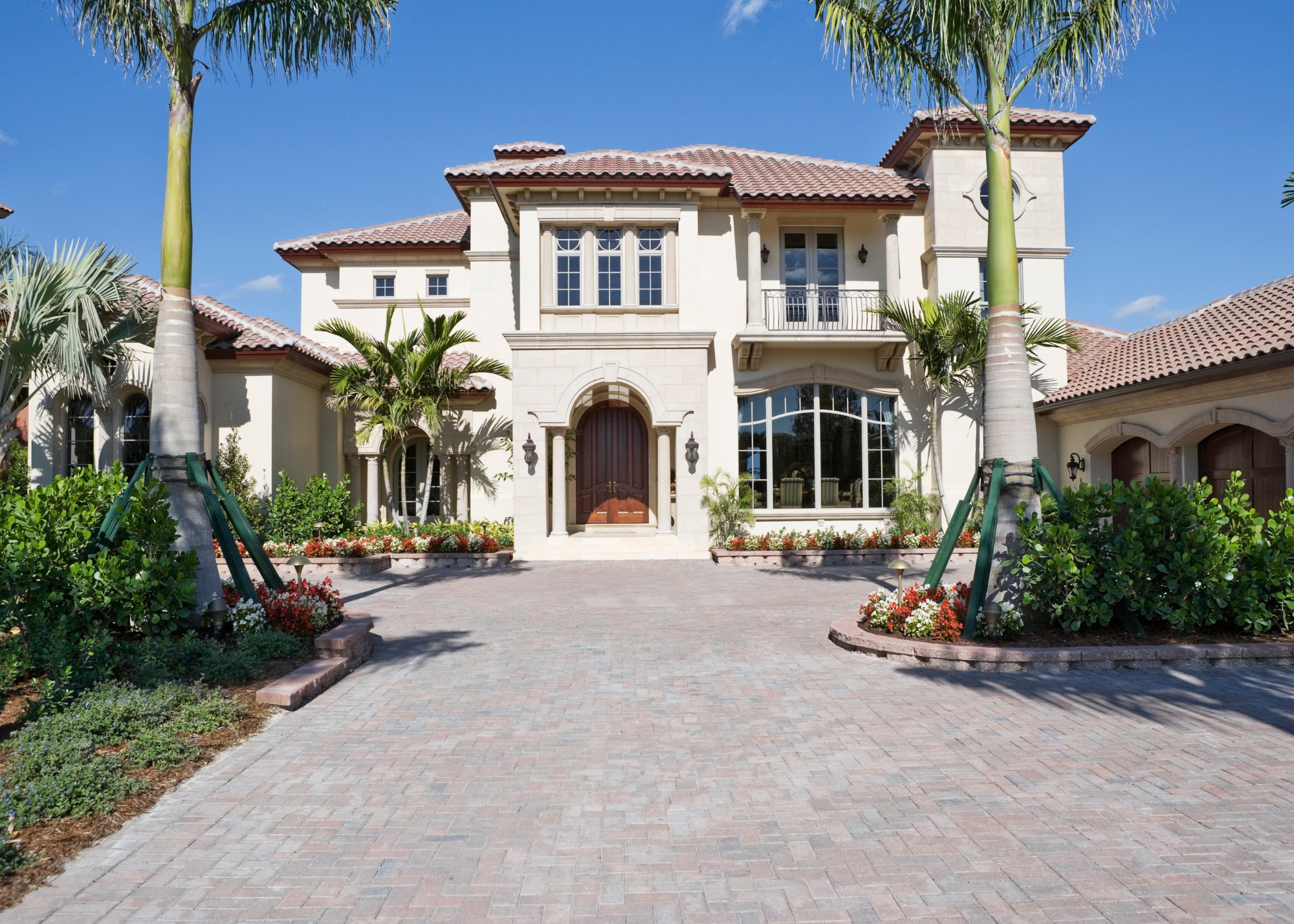 Beautiful Florida home with landscaping